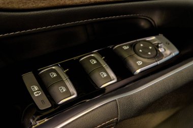 Modern arabadaki pencere ve ayna kontrol paneli