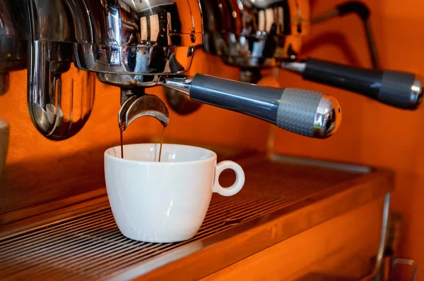 Close up of wood and still lever espresso machine — Stock Photo, Image