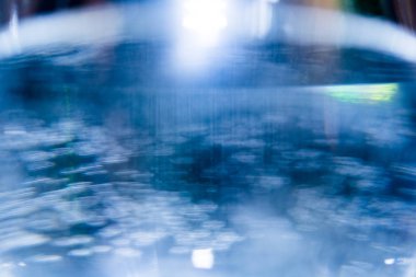 Bir bardak köpüklü maden suyu ile Soyut Kompozisyon