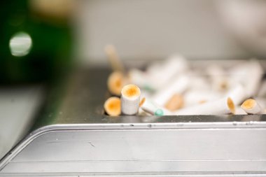 Kül-trey tüketilen sigara dolu