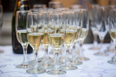 Şampanya bardakları masada.