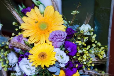 Bir buket çiçek aranjman