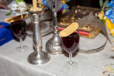 Kadeh şarap ve Ortodoks evlilik töreni kullanılan tanımlama bilgisi