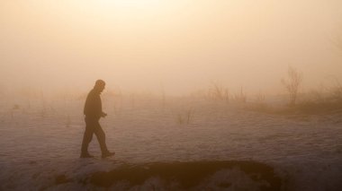 Kırsal kış manzara gün batımında