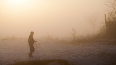 Kırsal kış manzara gün batımında