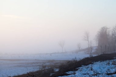 Kırsal kış manzara gün batımında