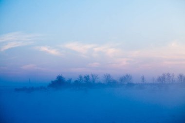 Kırsal kış manzara gün batımında