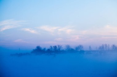 Kırsal kış manzara gün batımında