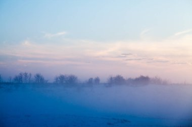 Kırsal kış manzara gün batımında