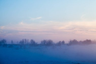 Kırsal kış manzara gün batımında