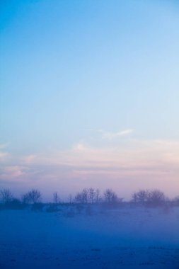 Kırsal kış manzara gün batımında