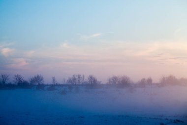 Kırsal kış manzara gün batımında