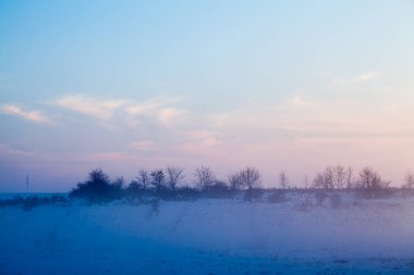 Kırsal kış manzara gün batımında