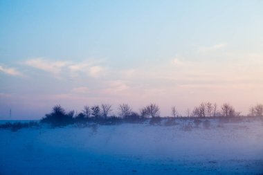 Kırsal kış manzara gün batımında