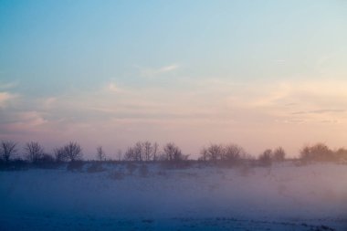 Kırsal kış manzara gün batımında