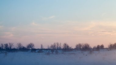 Kırsal kış manzara gün batımında