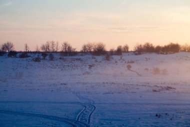 Kırsal kış manzara gün batımında