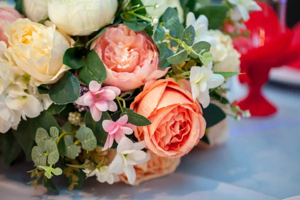 Bir buket çiçek aranjman