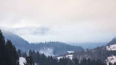 Dağlarda kış manzarası