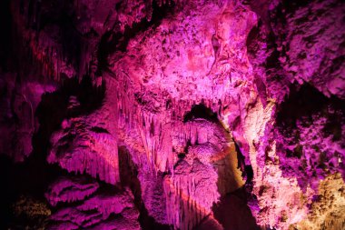 taş Mağarası sarkıt ve dikitler ile