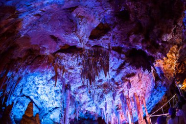 taş Mağarası sarkıt ve dikitler ile