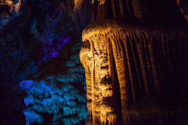 taş Mağarası sarkıt ve dikitler ile
