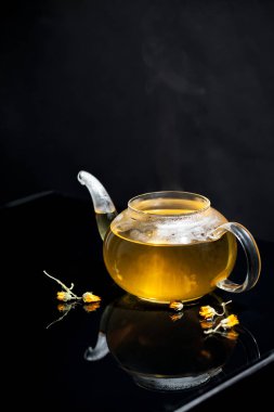 Bir tablo üzerinde doğal çay çaydanlık