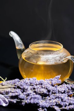 Bir tablo üzerinde doğal çay çaydanlık