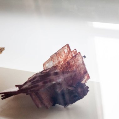 Hafif yüzey arka planında nadir mineral taş