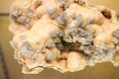 Şeffaf mineral, nadir taş.