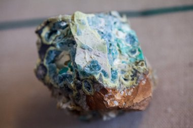 Masada parlak yeşil dokulu nadir mineral taş
