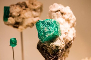 Masada parlak yeşil dokulu nadir mineral taş