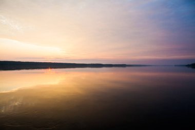 Güzel, dramatik, renkli bulutlar ve gökyüzü günbatımı