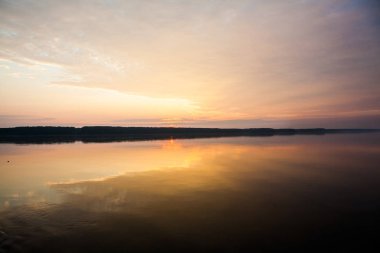 Güzel, dramatik, renkli bulutlar ve gökyüzü günbatımı