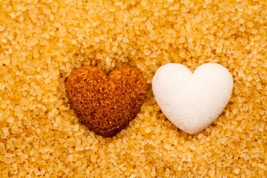 Şeker yüzeyinde kalp şekli ile tatlı ev yapımı şekerler