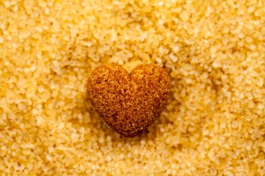 Şeker yüzeyinde kalp şeklinde şeker ile gıda kompozisyonu