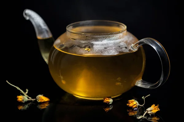 Чайник Натуральным Чаем Столе — стоковое фото