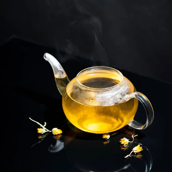 Чайник Натуральным Чаем Столе — стоковое фото