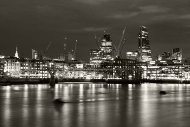 Piers manzaralı Canary Wharf Londra gece 