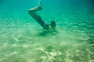 İyon Denizi, Zakynthos, Yunanistan, sualtı sahne ile suda oynayan kızlar