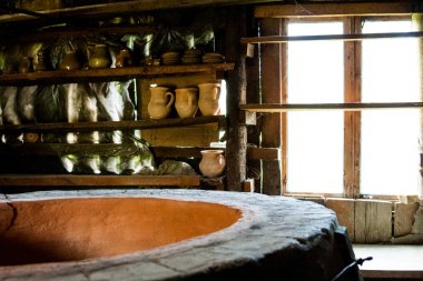 Seramik kaplar, nesneler ve Araçlar'dan bir çömlekçi atölye