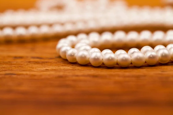 Abalorios Perlas Blancas Sobre Fondo Madera — Foto de Stock