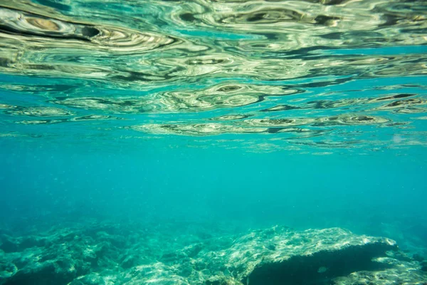 水中のテクスチャとイオニア海 ギリシャ ザキントスの相 — ストック写真