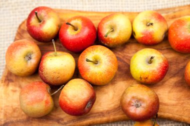 Küçük, Kırmızı elma ve mutfak kesme tahtası ile çuval bezi doku içinde belgili tanımlık geçmiş 