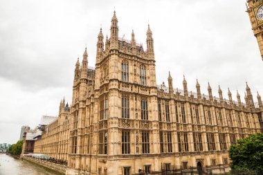 22. 07. 2015, London, İngiltere - Westminster Sarayı ve Big Ben kule, güzel mimari detaylar 