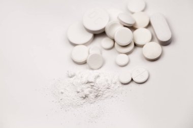 Renkli hapları ve kırık kapsül kompozisyonu