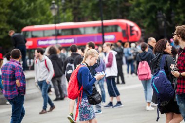 29. 07. 2015, Londra, İngiltere - kentsel peyzaj ve insanlar, Trafalgar kare görüntülemek