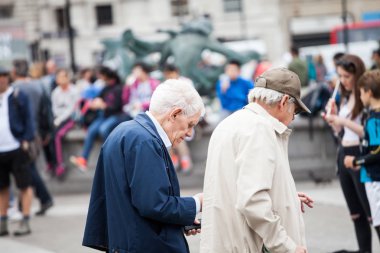 29. 07. 2015, Londra, İngiltere - kentsel peyzaj ve insanlar, Trafalgar kare görüntülemek