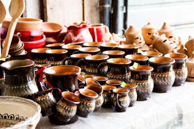 Seramik kaplar, nesneler ve Araçlar'dan bir çömlekçi atölye