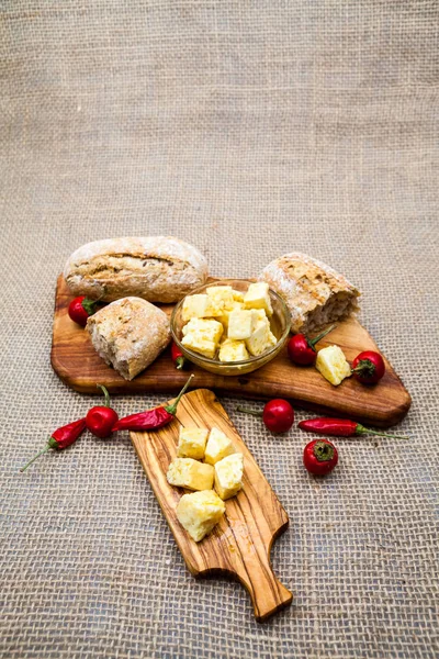 Sammansättning Med Olivträ Ost Bitar Olivolja Bröd Och Varm Paprika — Stockfoto